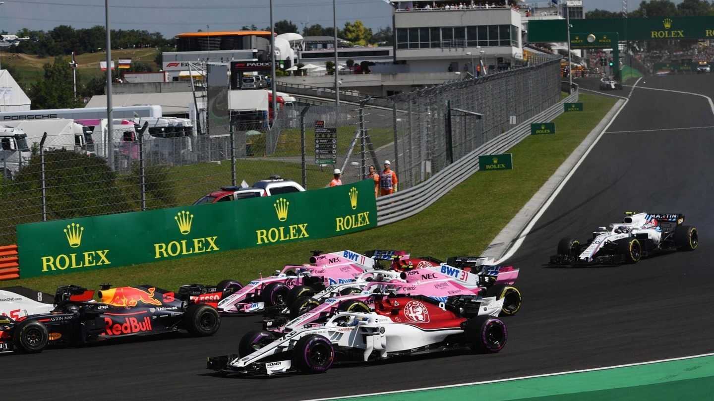 Серхио Перес и Эстебан Окон, Force India, в конце пелотона на старте © F1