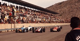 Финиш первой гонки IndyCar на овале в Финиксе в 1964 году