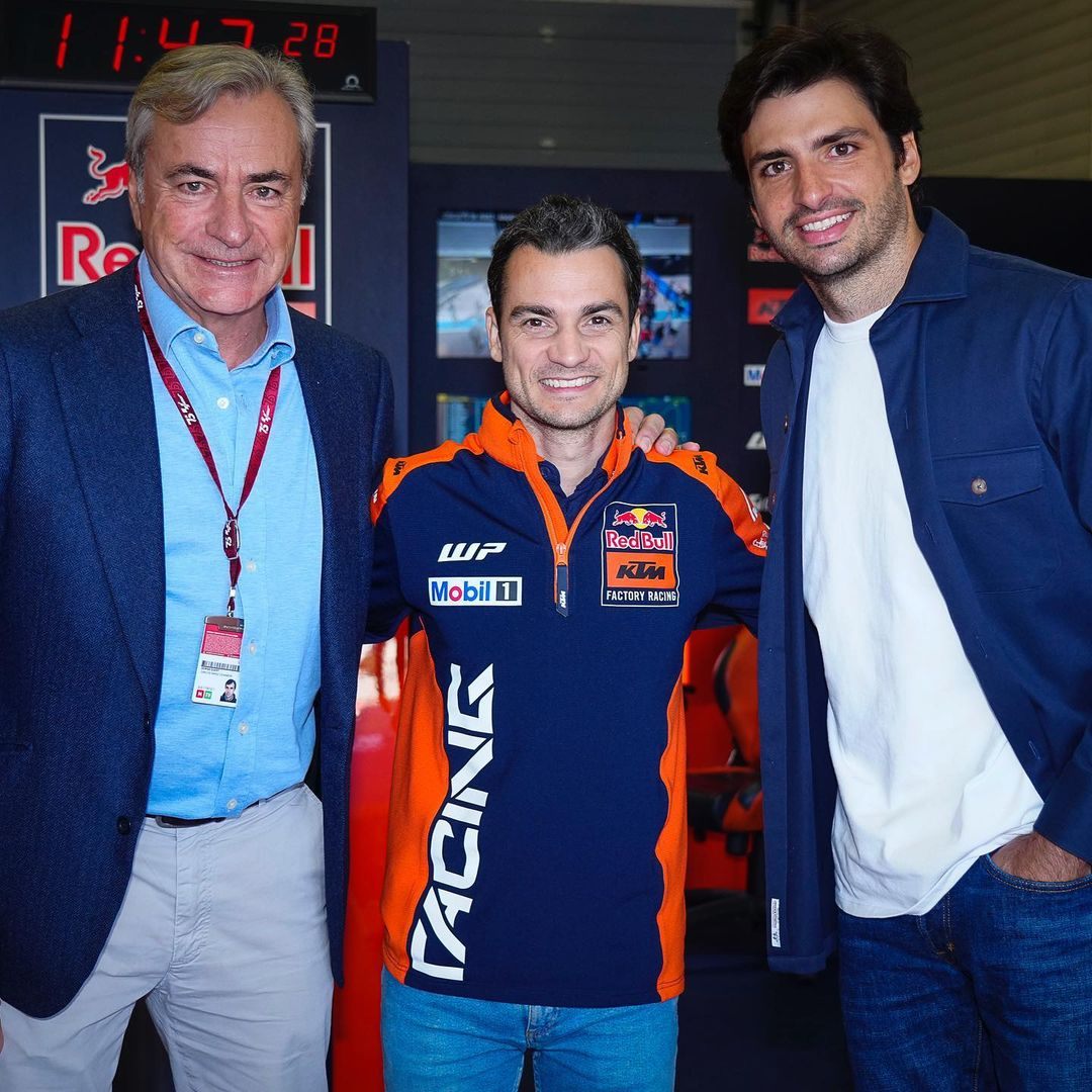 Карлос Сайнс-старший, Дани Педроса и Карлос Сайнс на Гран При Испании MotoGP © Соцсети