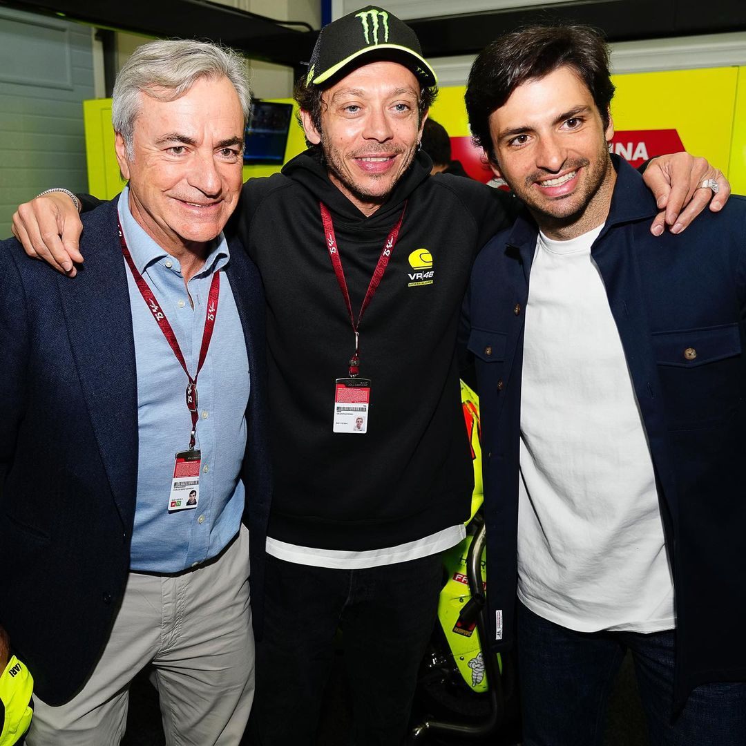 Карлос Сайнс-старший, Валентино Росси и Карлос Сайнс на Гран При Испании MotoGP © Соцсети